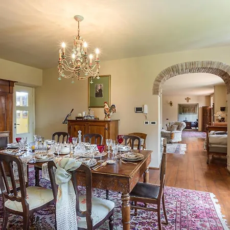 Lorena, A Vintage With Indoor Pool ヴィラ カパンノリ